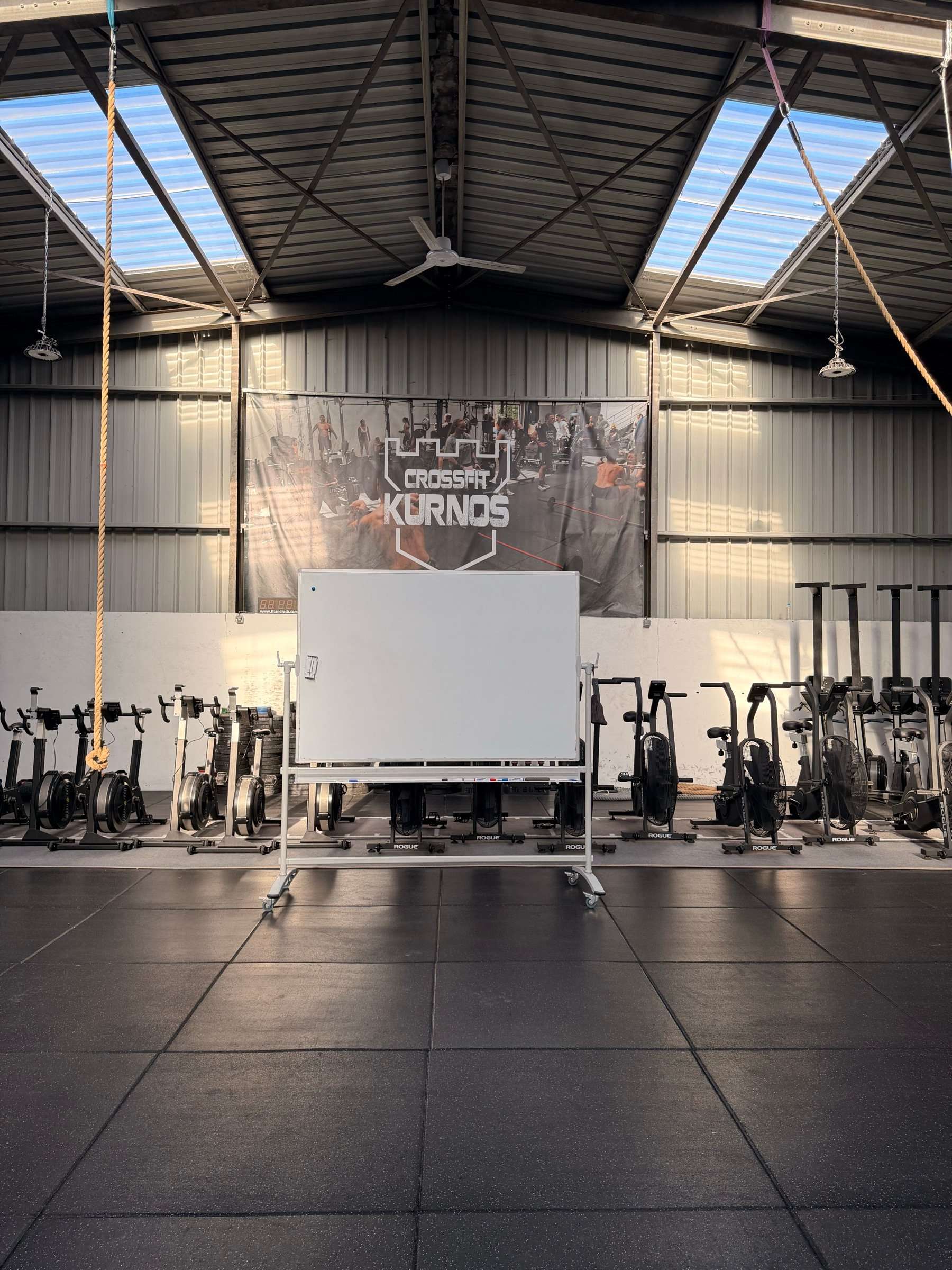 Tableau d’entraînement et équipements sous la bannière CrossFit Kurnos