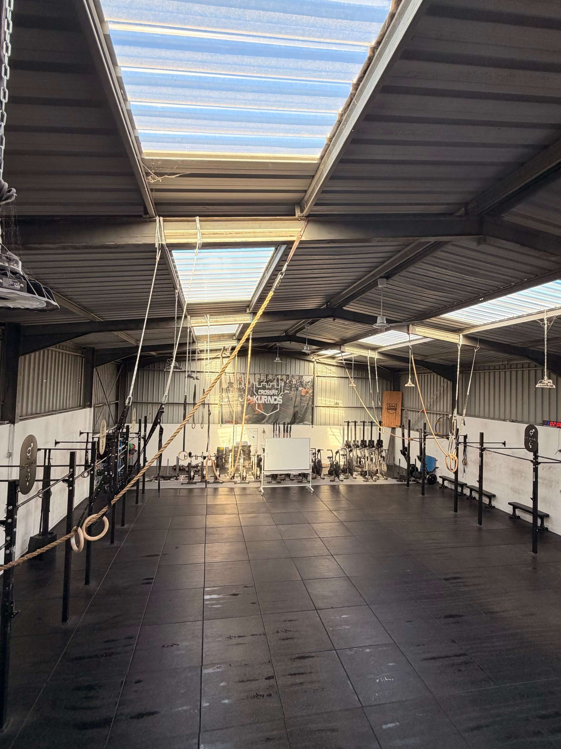 Vue d’ensemble de la salle CrossFit Kurnos avec ses cordes et ses racks
